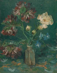 Liten flaska med pioner och blå Delphiniums